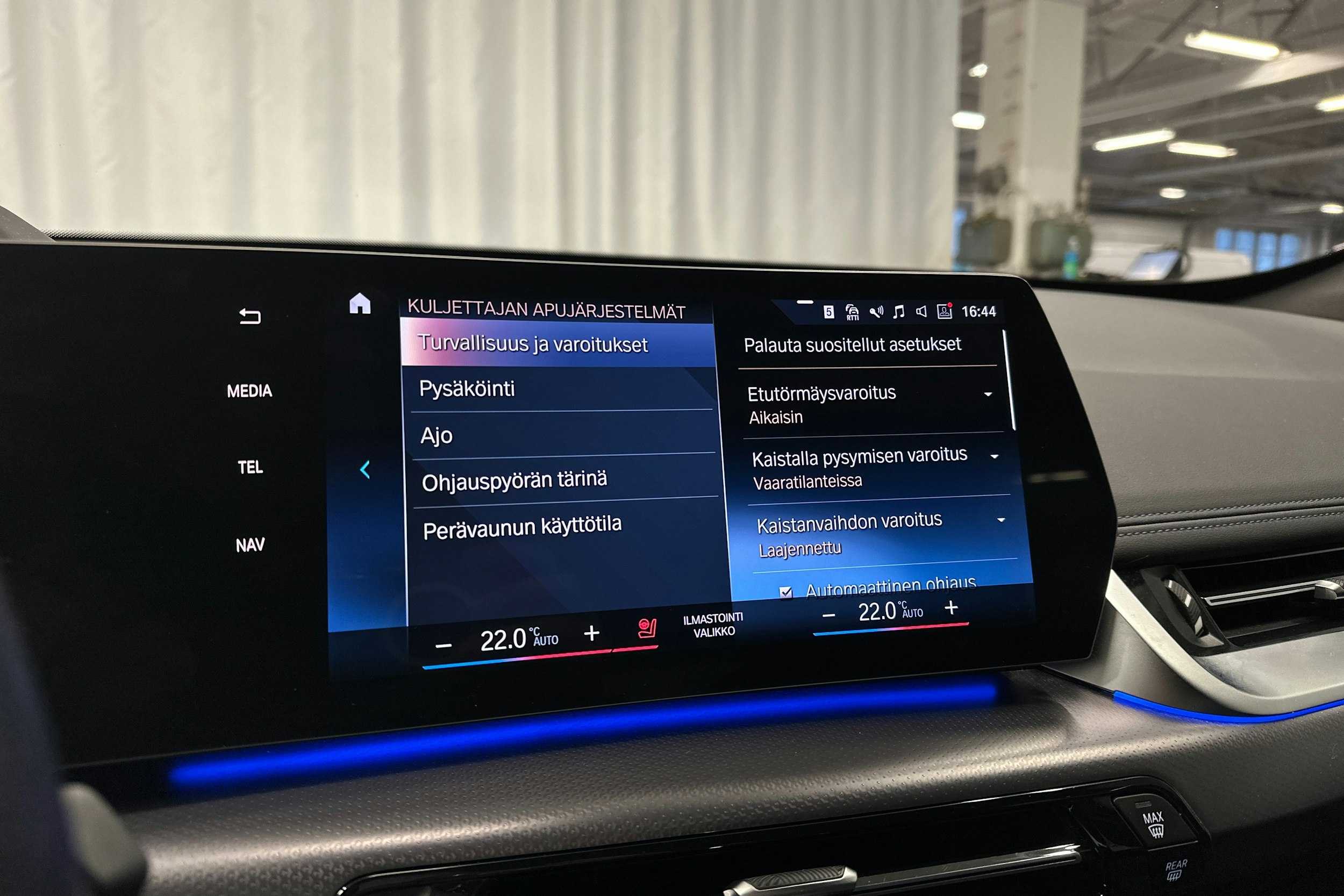 valkoinen BMW iX1 2023 kuva 23.