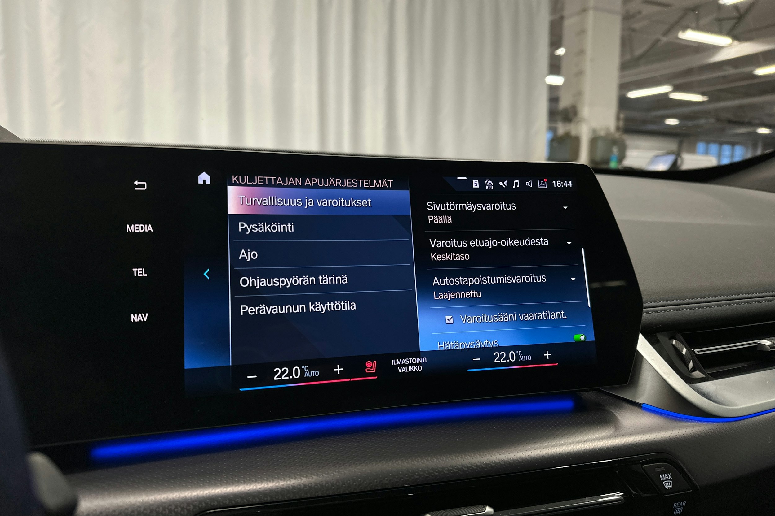 valkoinen BMW iX1 2023 kuva 24.