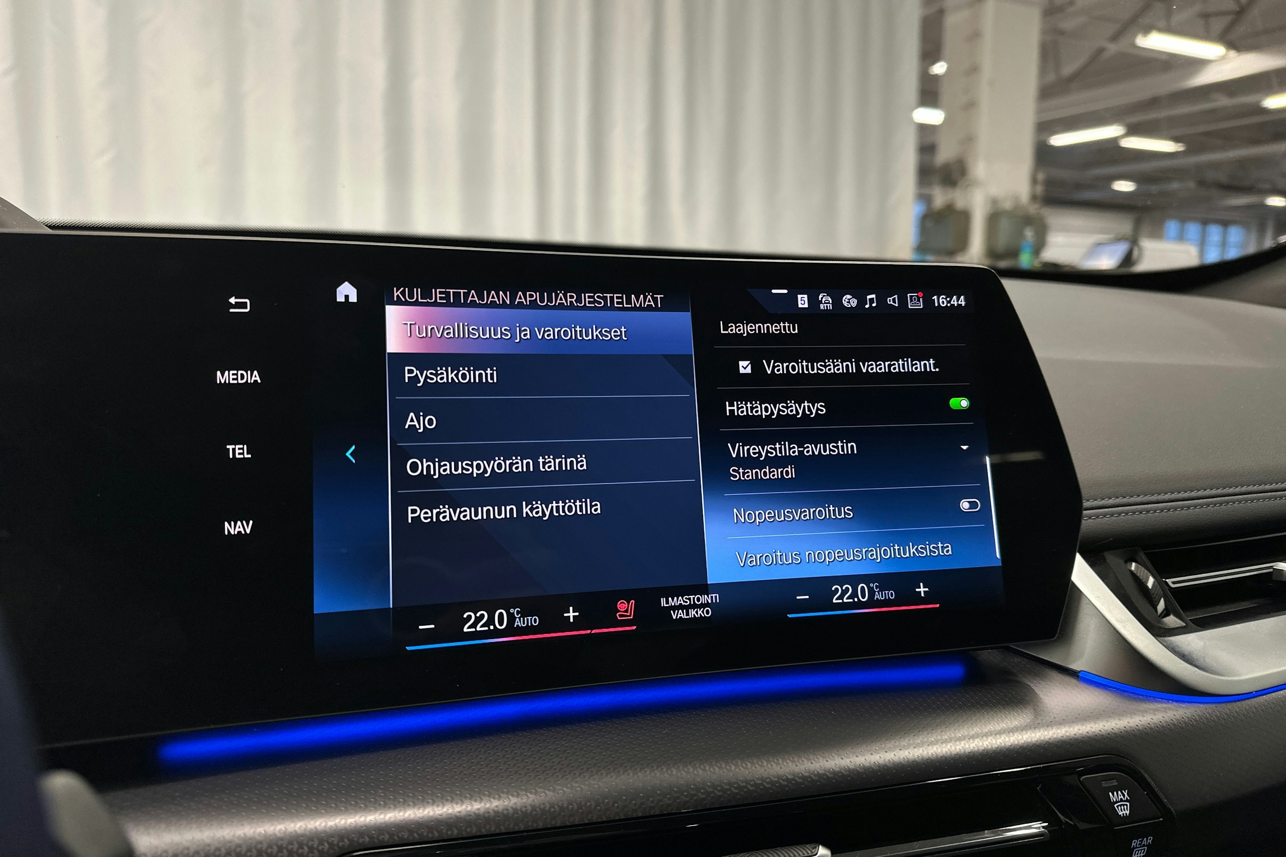 valkoinen BMW iX1 2023 kuva 25.