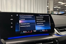 valkoinen BMW iX1 2023 kuva 26.