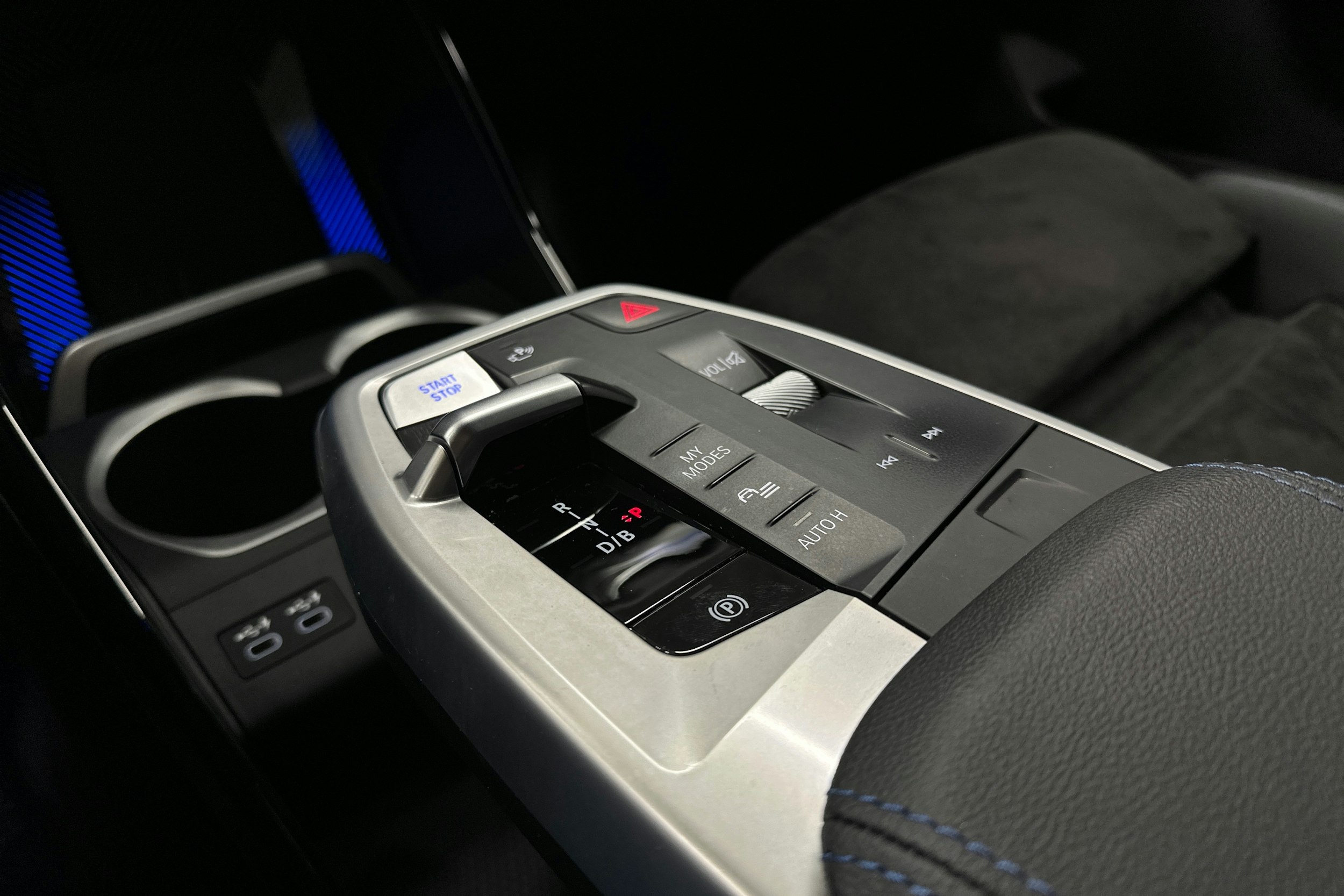 valkoinen BMW iX1 2023 kuva 28.