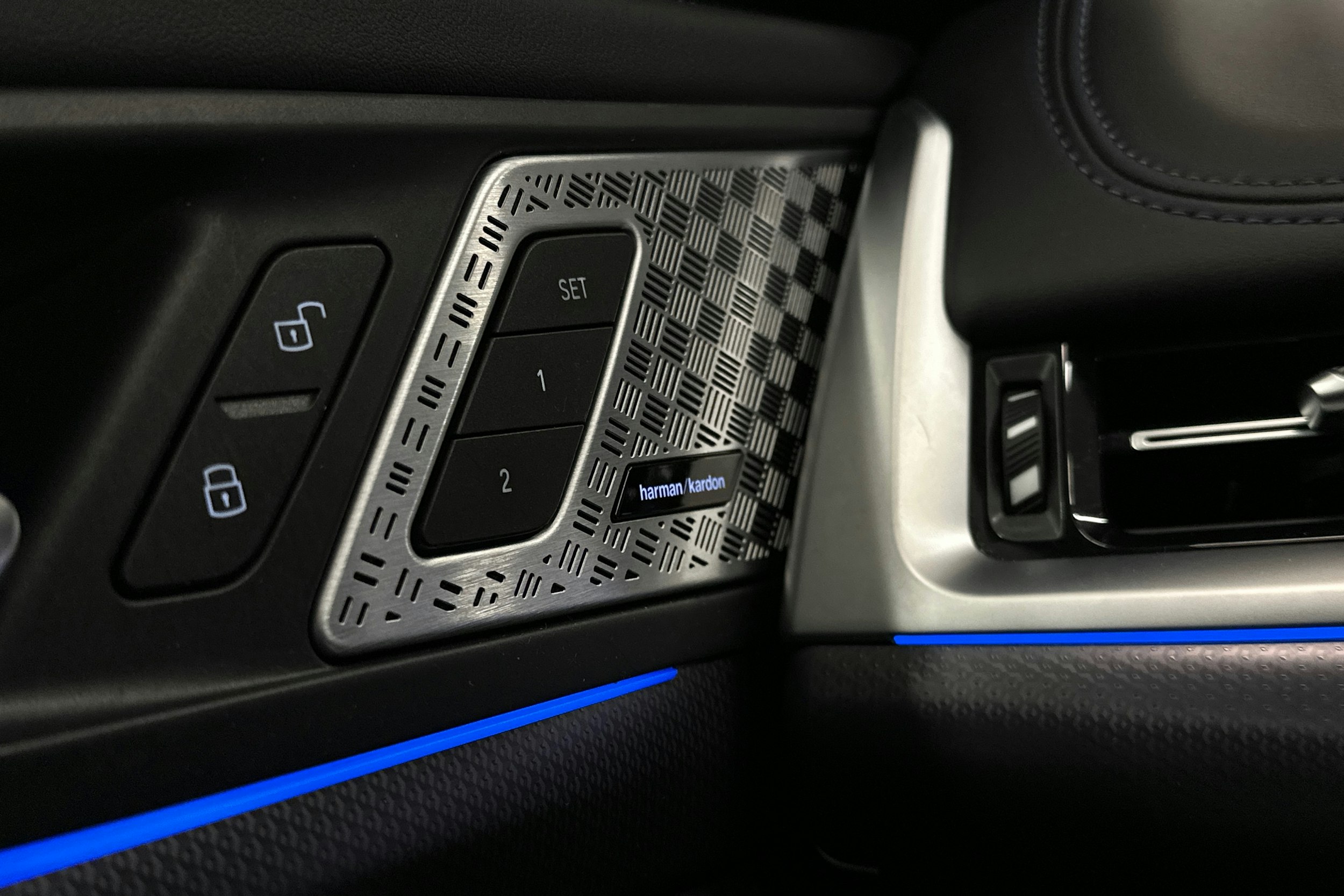 valkoinen BMW iX1 2023 kuva 29.