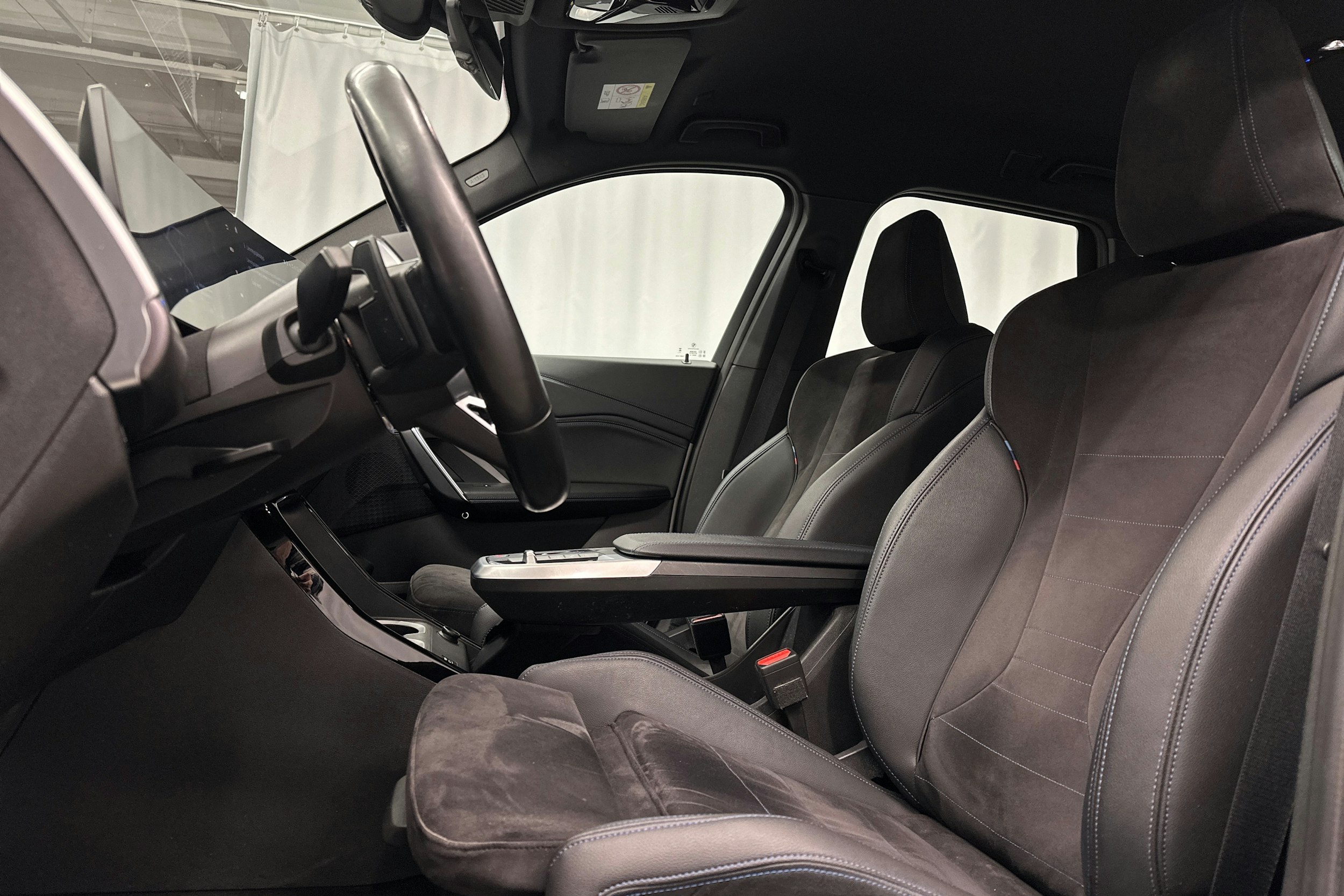 valkoinen BMW iX1 2023 kuva 30.