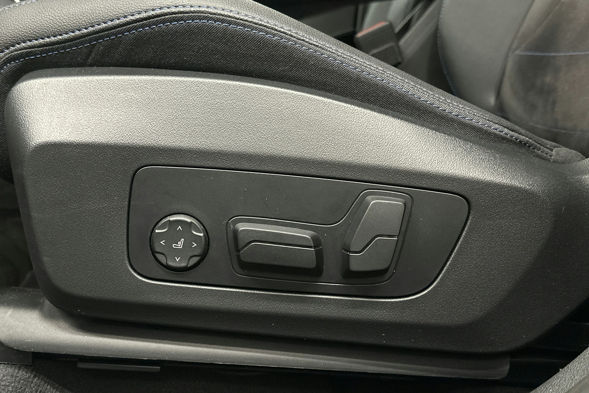 valkoinen BMW iX1 2023 kuva 31.