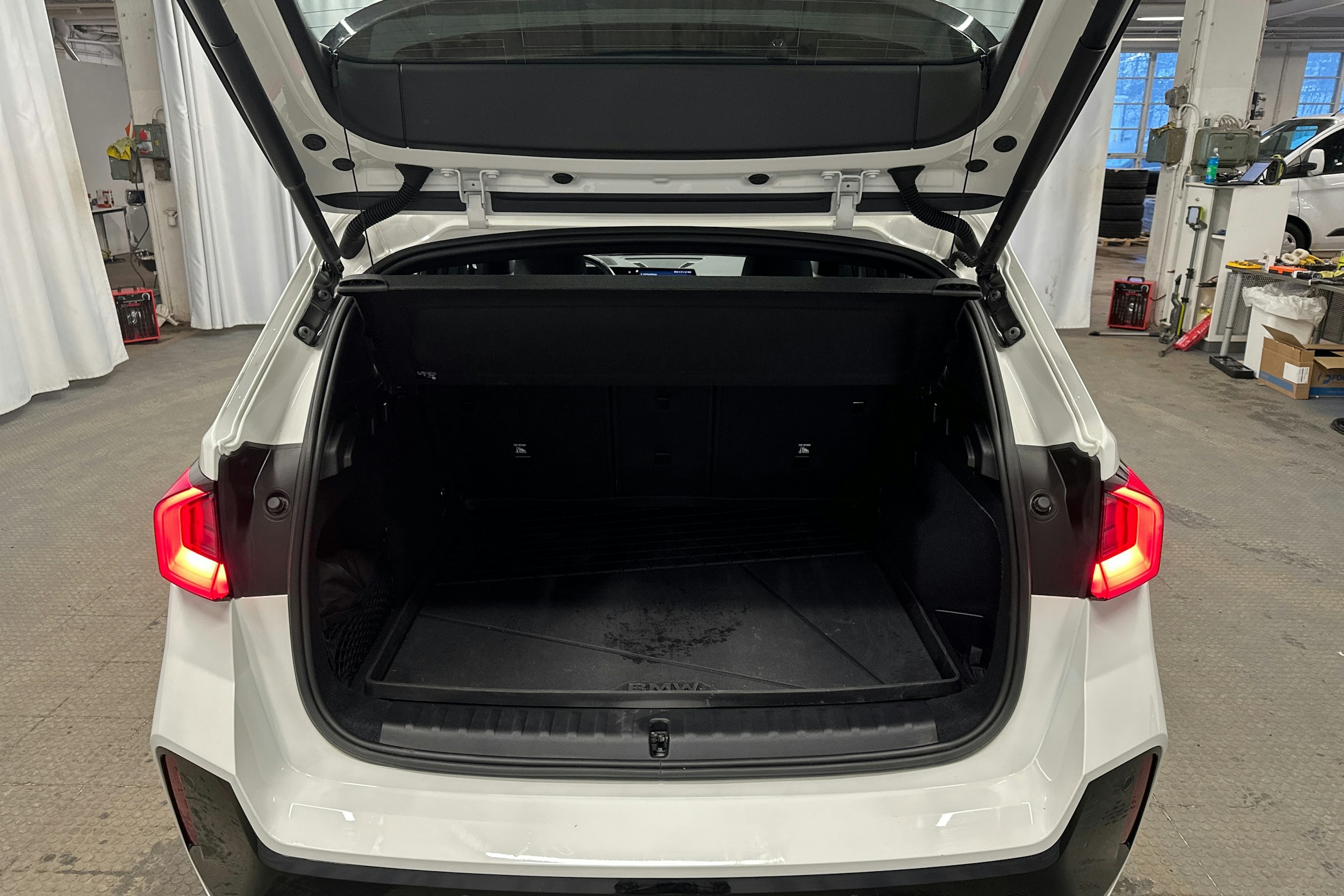 valkoinen BMW iX1 2023 kuva 32.