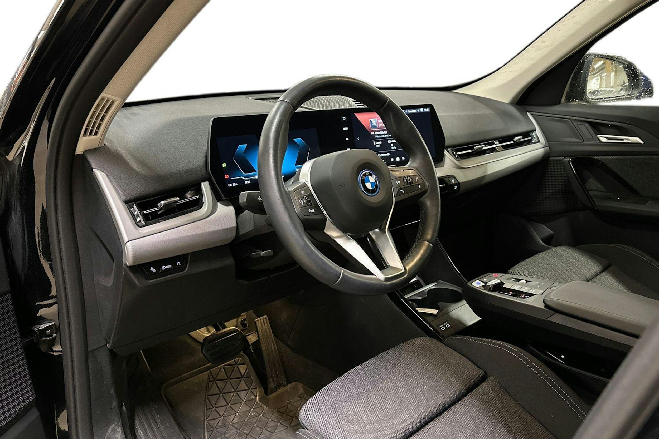 musta BMW iX1 2024 kuva 3.