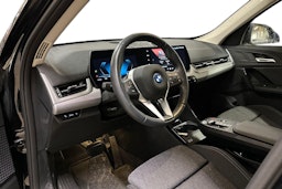 musta BMW iX1 2024 kuva 3.