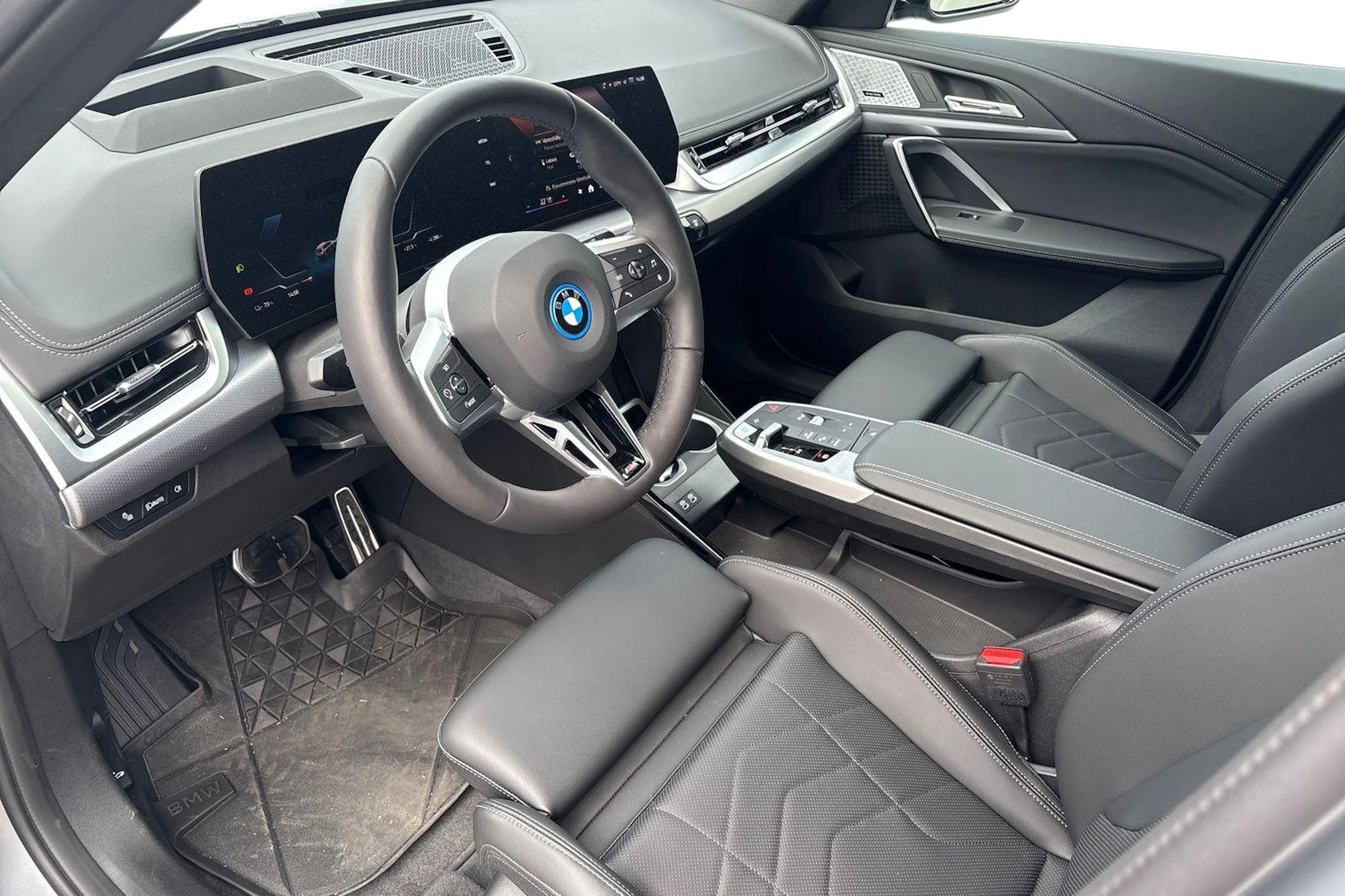 harmaa BMW iX1 2025 kuva 3.