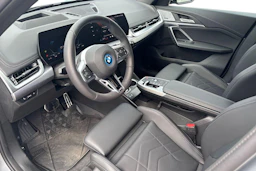 harmaa BMW iX1 2025 kuva 3.
