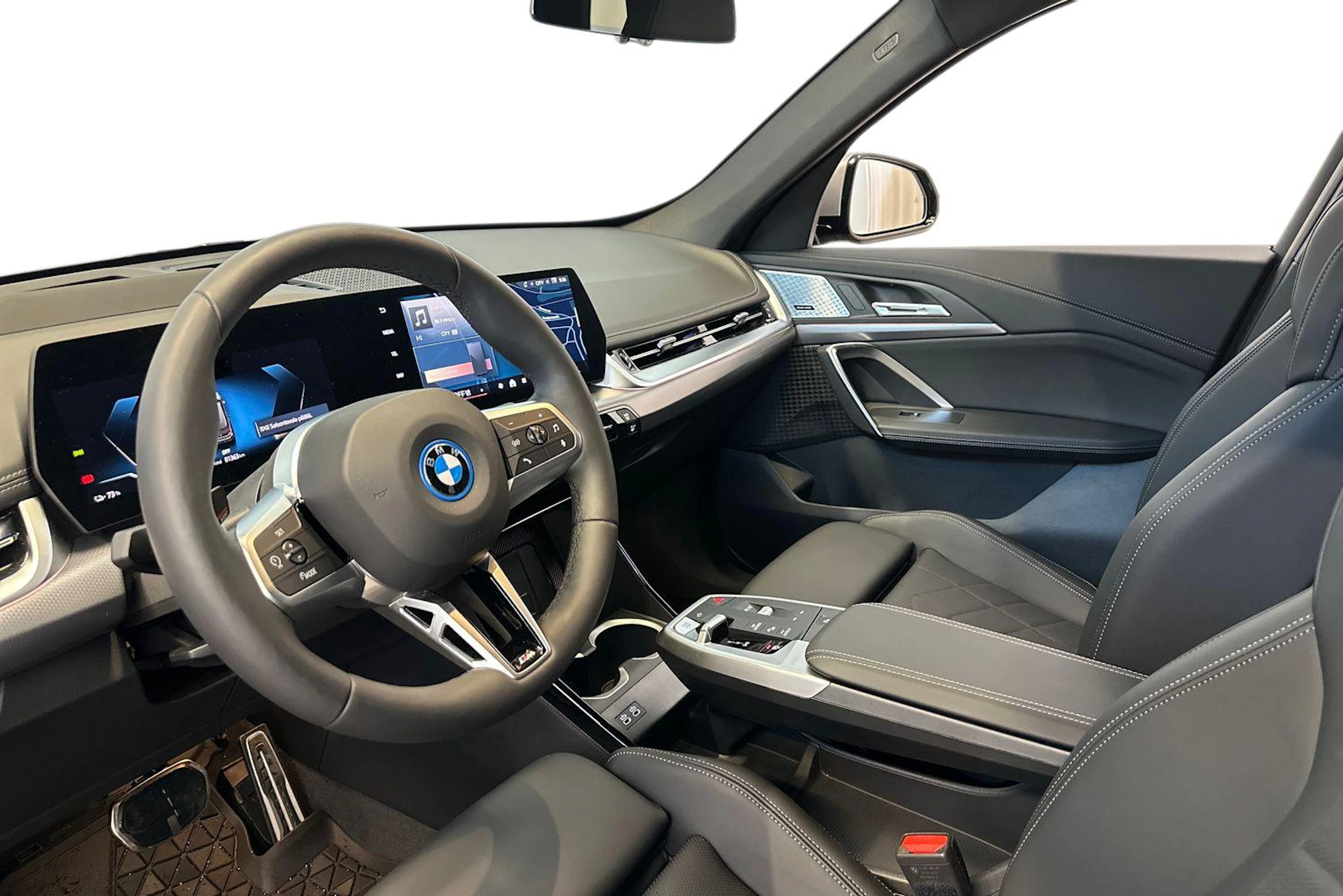 harmaa BMW iX1 2025 kuva 6.