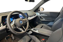 harmaa BMW iX1 2025 kuva 6.