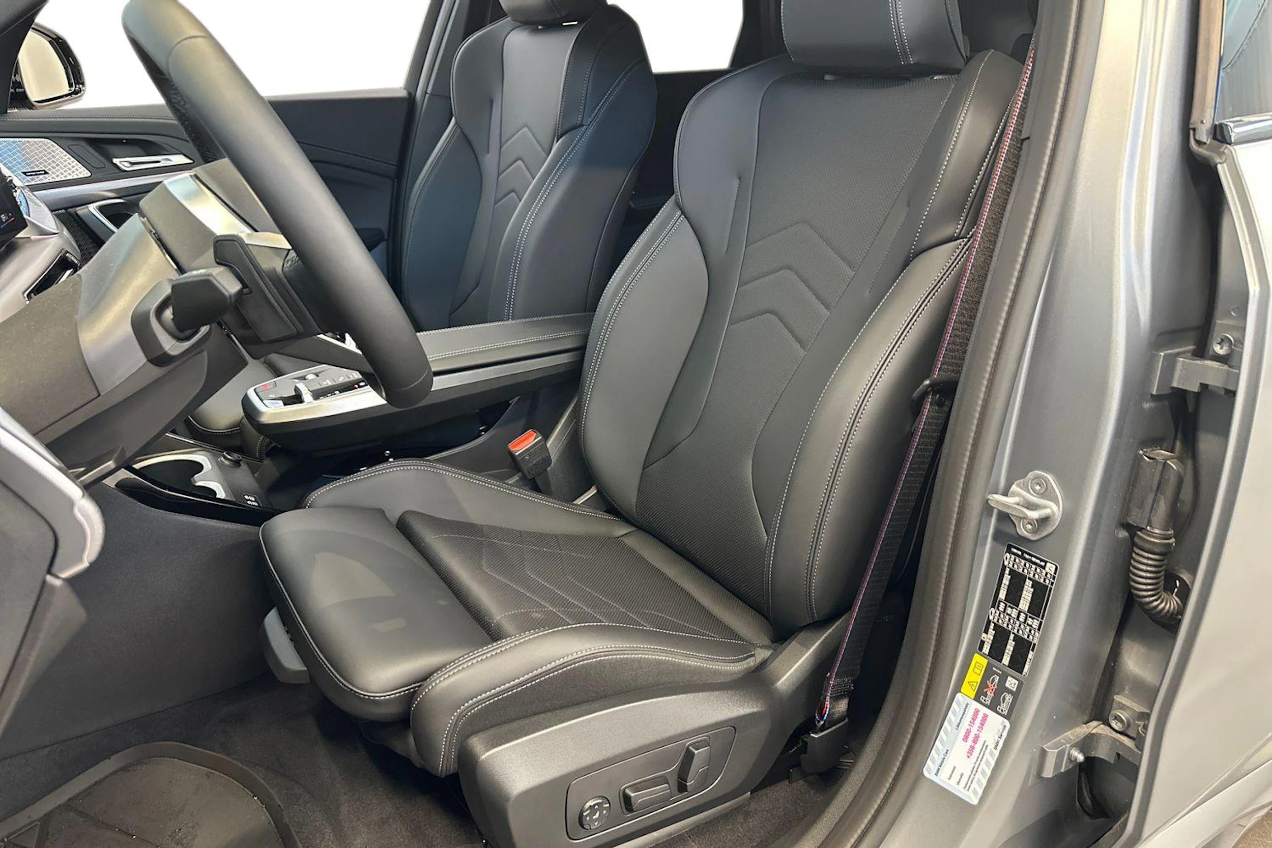 harmaa BMW iX1 2025 kuva 7.