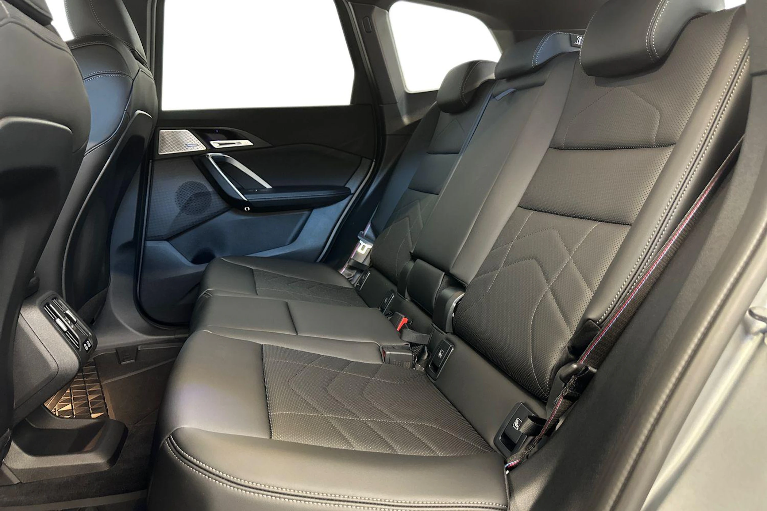 harmaa BMW iX1 2025 kuva 8.