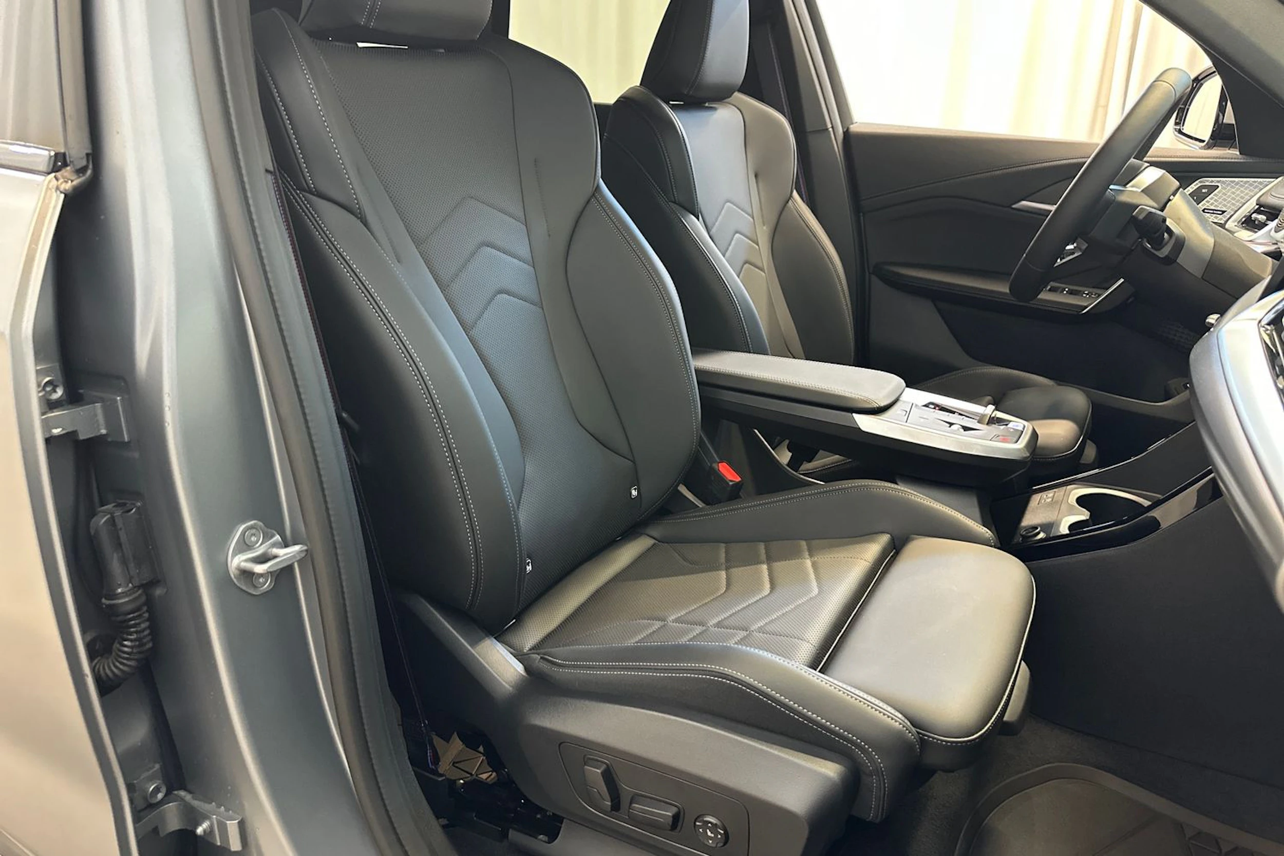 harmaa BMW iX1 2025 kuva 11.