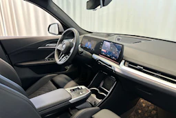 harmaa BMW iX1 2025 kuva 12.