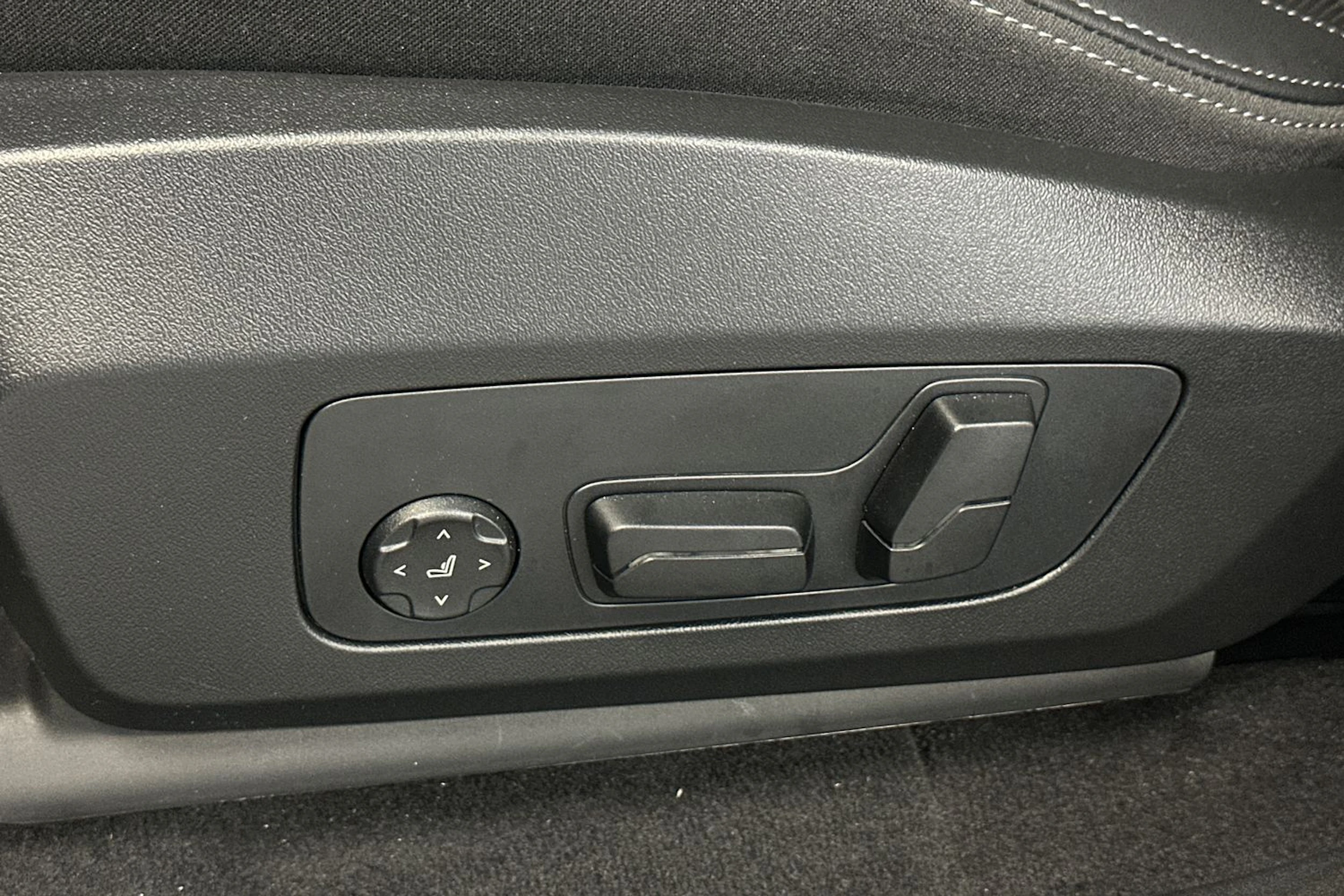 harmaa BMW iX1 2025 kuva 18.