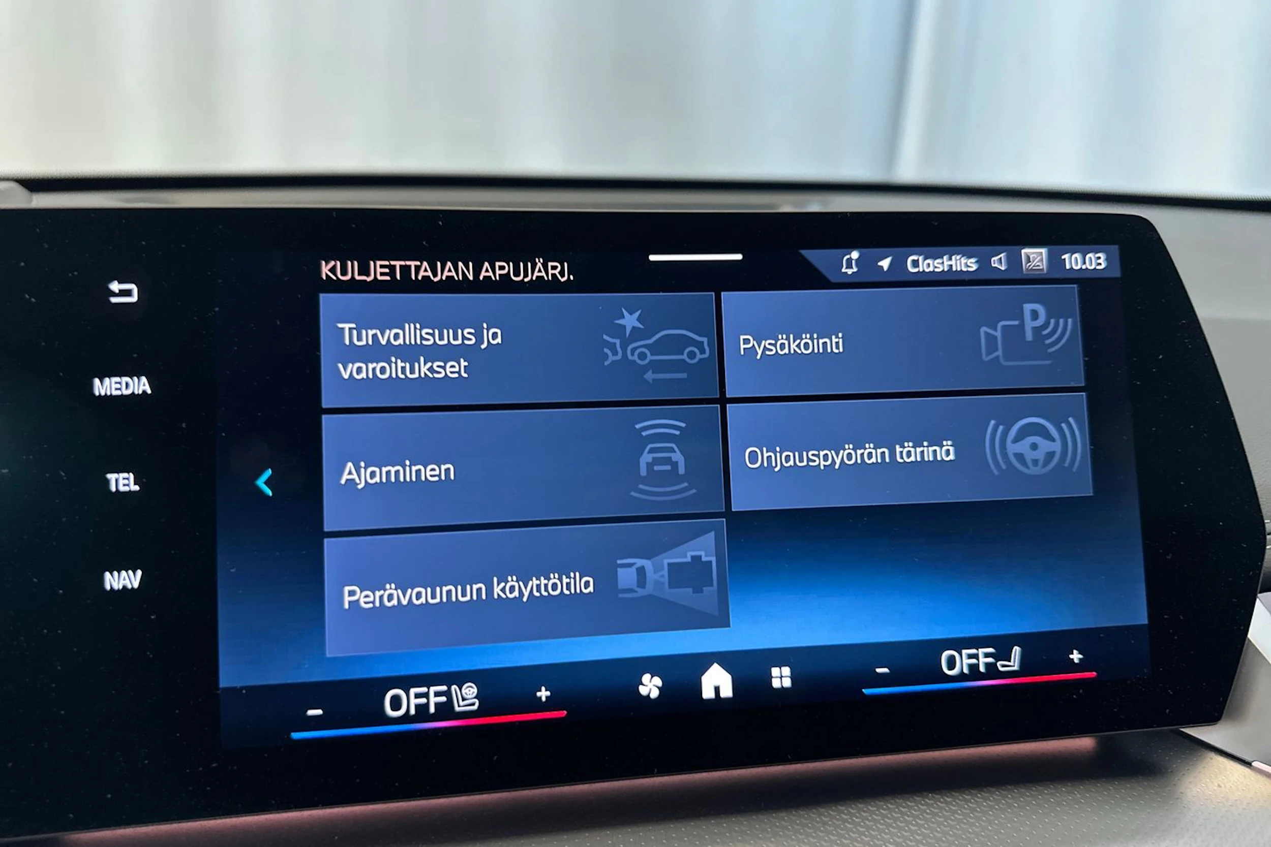 harmaa BMW iX1 2025 kuva 32.