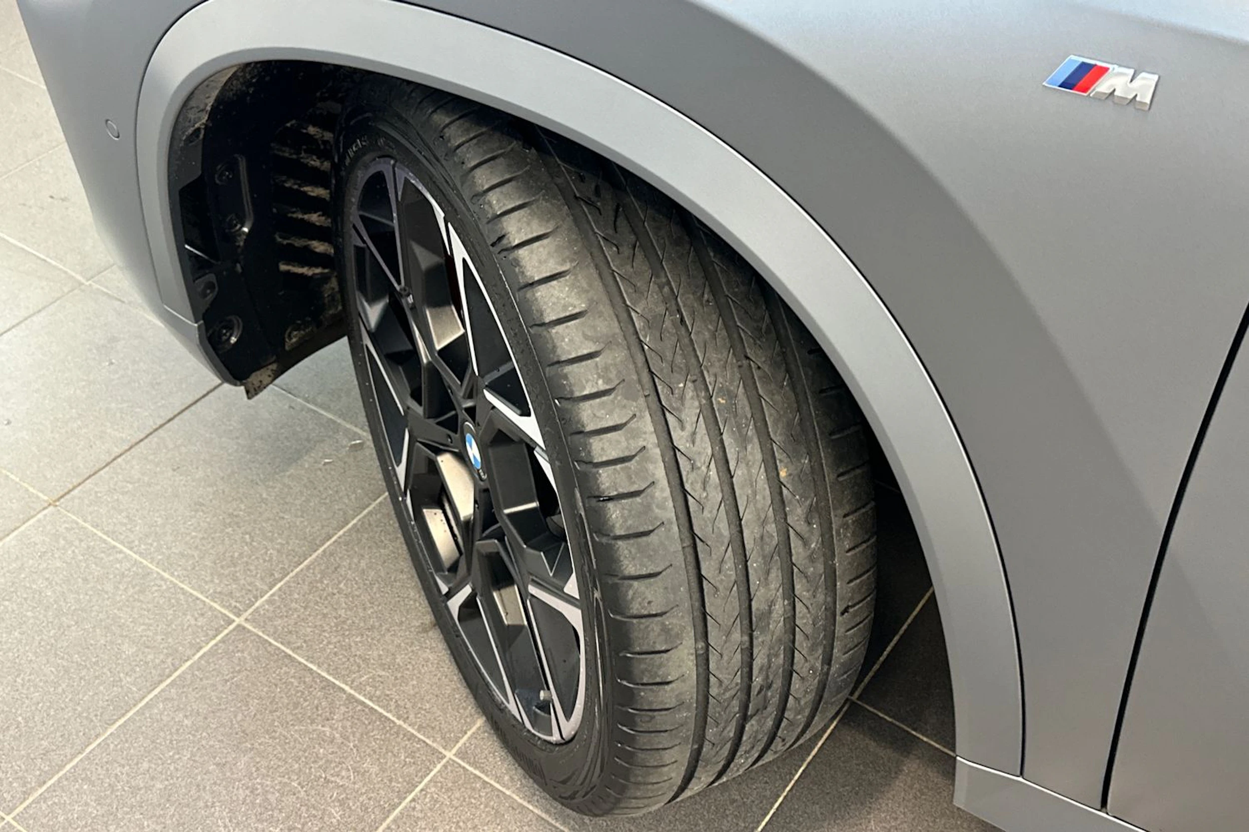 harmaa BMW iX1 2025 kuva 36.