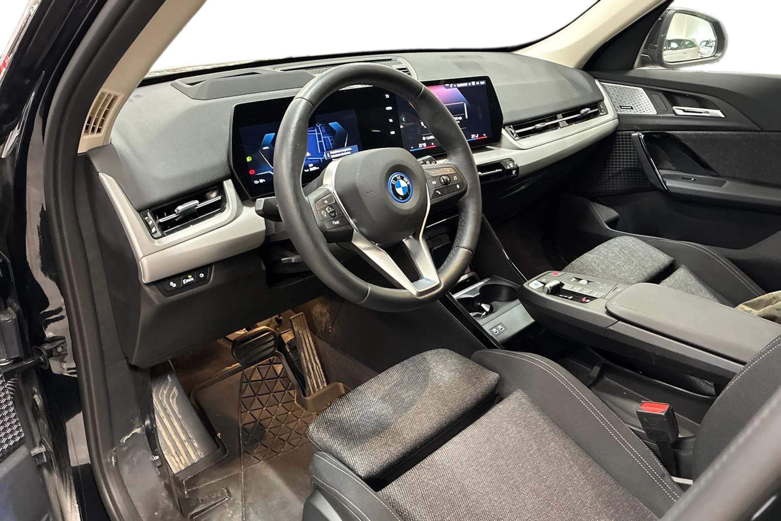 musta BMW iX1 2025 kuva 3.