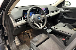 musta BMW iX1 2025 kuva 3.