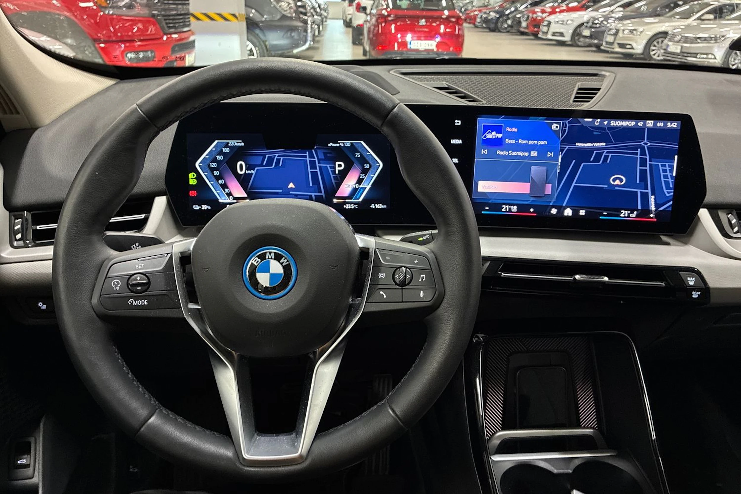musta BMW iX1 2025 kuva 4.