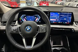 musta BMW iX1 2025 kuva 4.