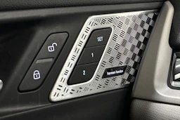 musta BMW iX1 2025 kuva 6.