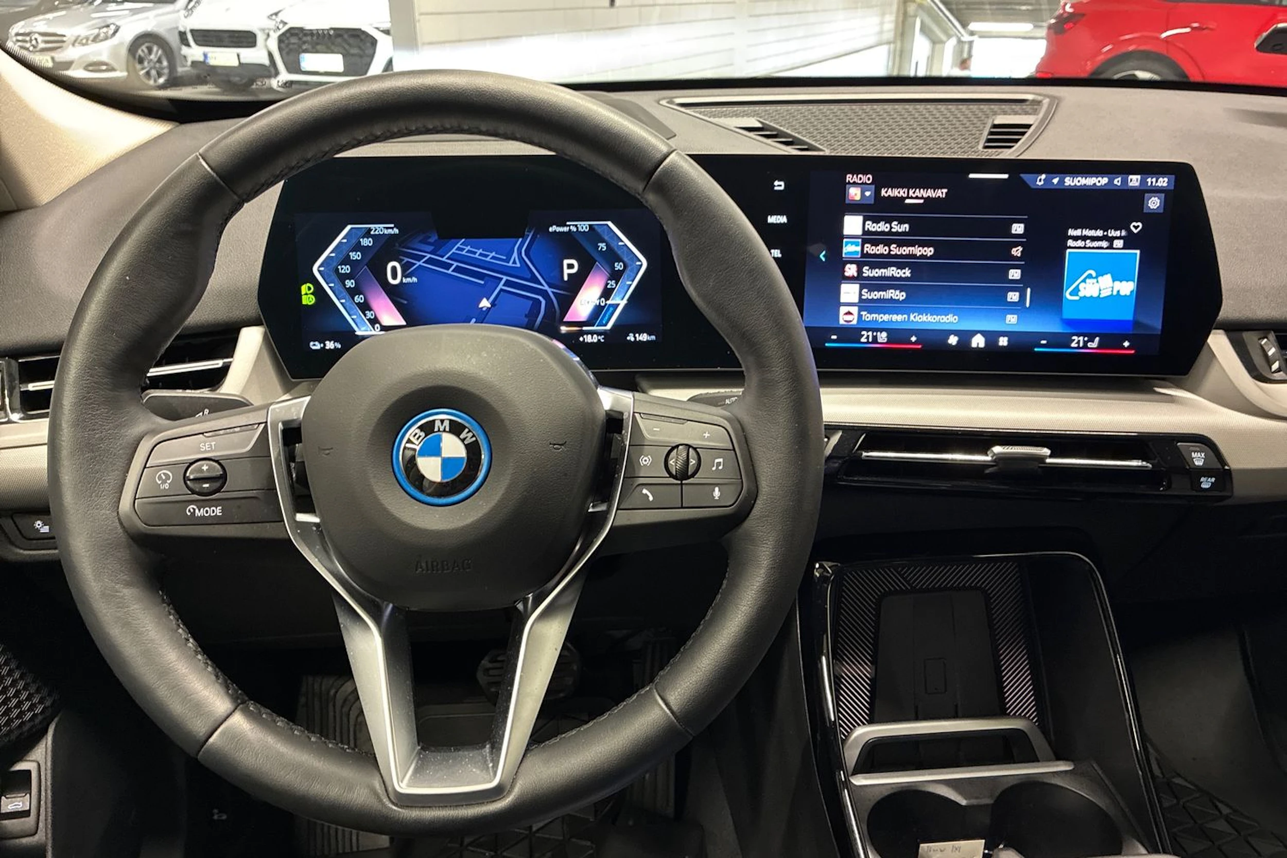 musta BMW iX1 2025 kuva 11.