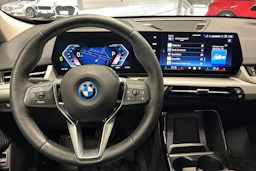musta BMW iX1 2025 kuva 11.
