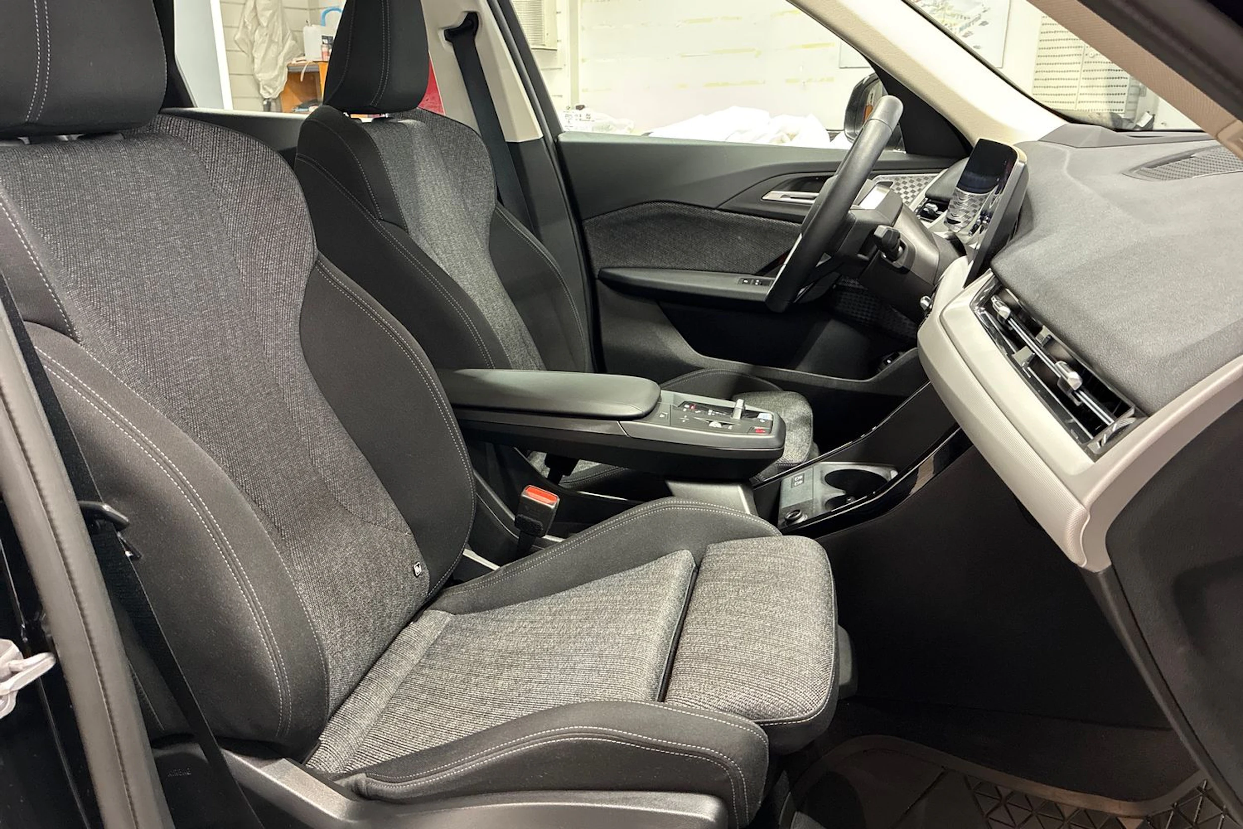 musta BMW iX1 2025 kuva 33.