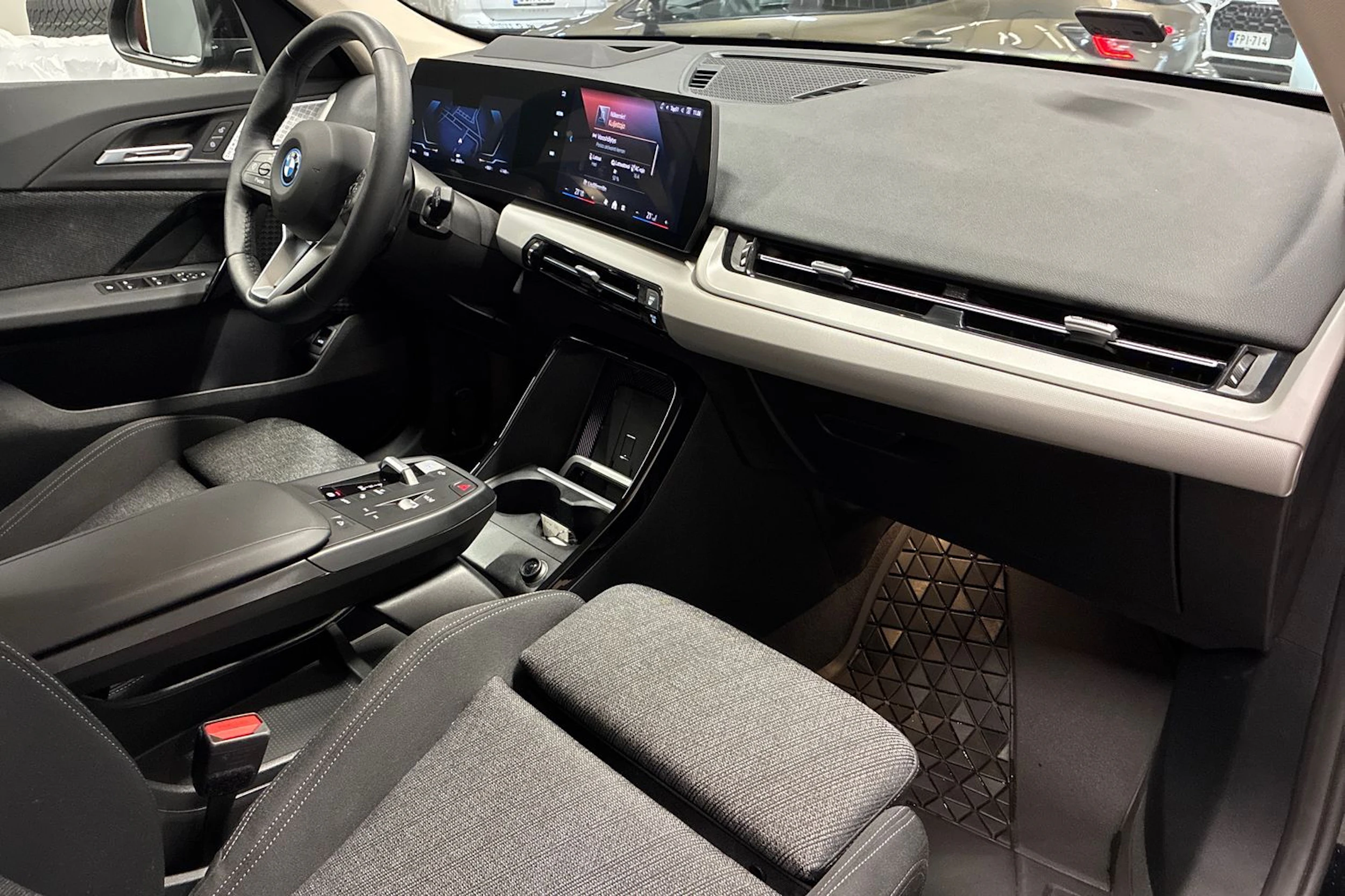 musta BMW iX1 2025 kuva 34.