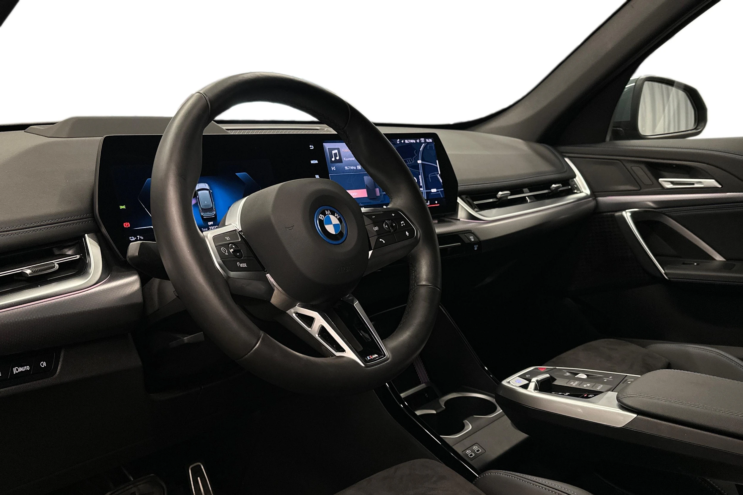 vihreä BMW iX1 2025 kuva 6.