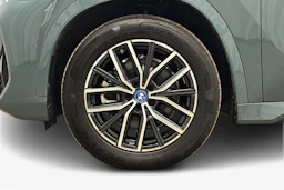 vihreä BMW iX1 2025 kuva 9.