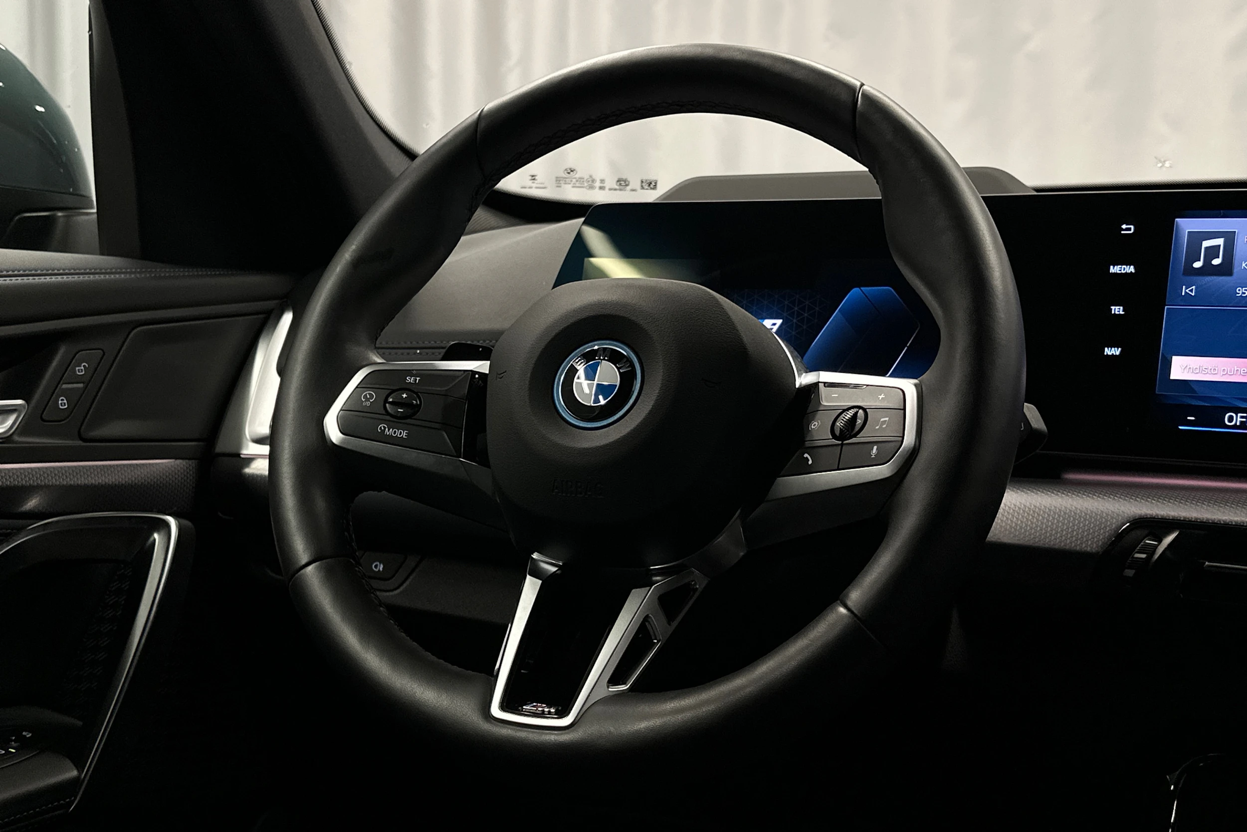 vihreä BMW iX1 2025 kuva 15.