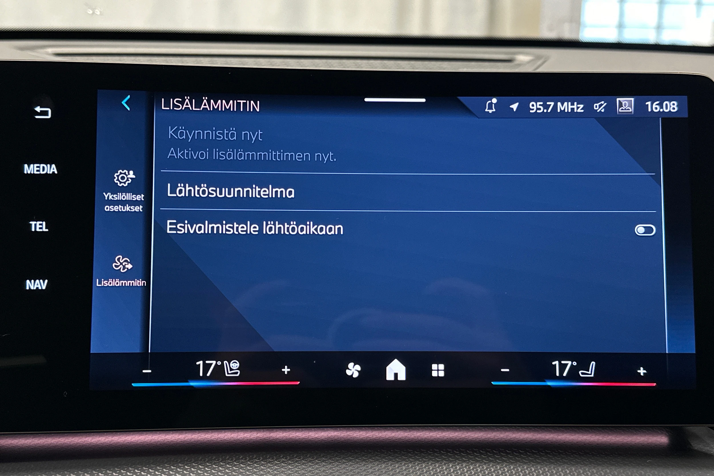vihreä BMW iX1 2025 kuva 21.