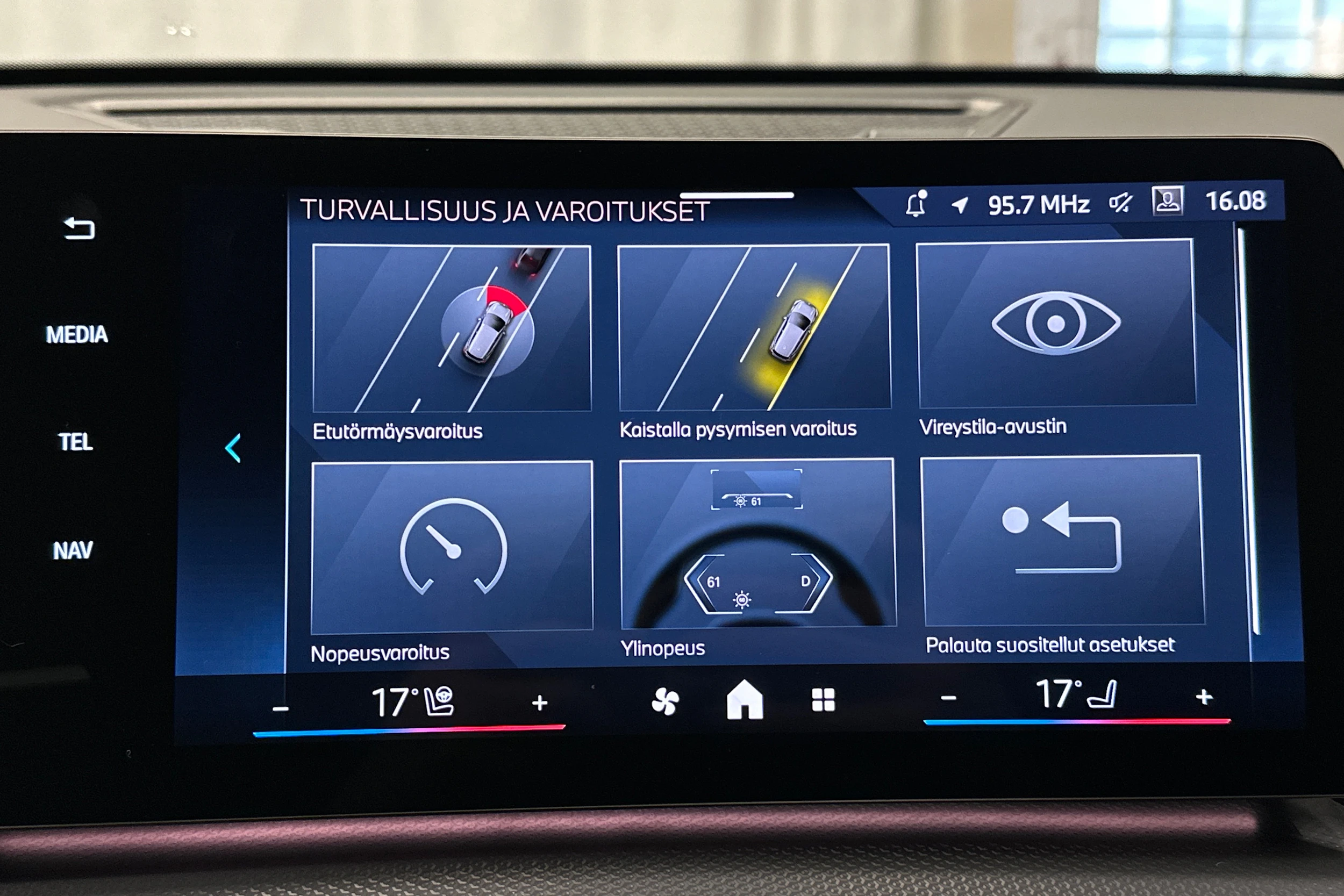 vihreä BMW iX1 2025 kuva 22.