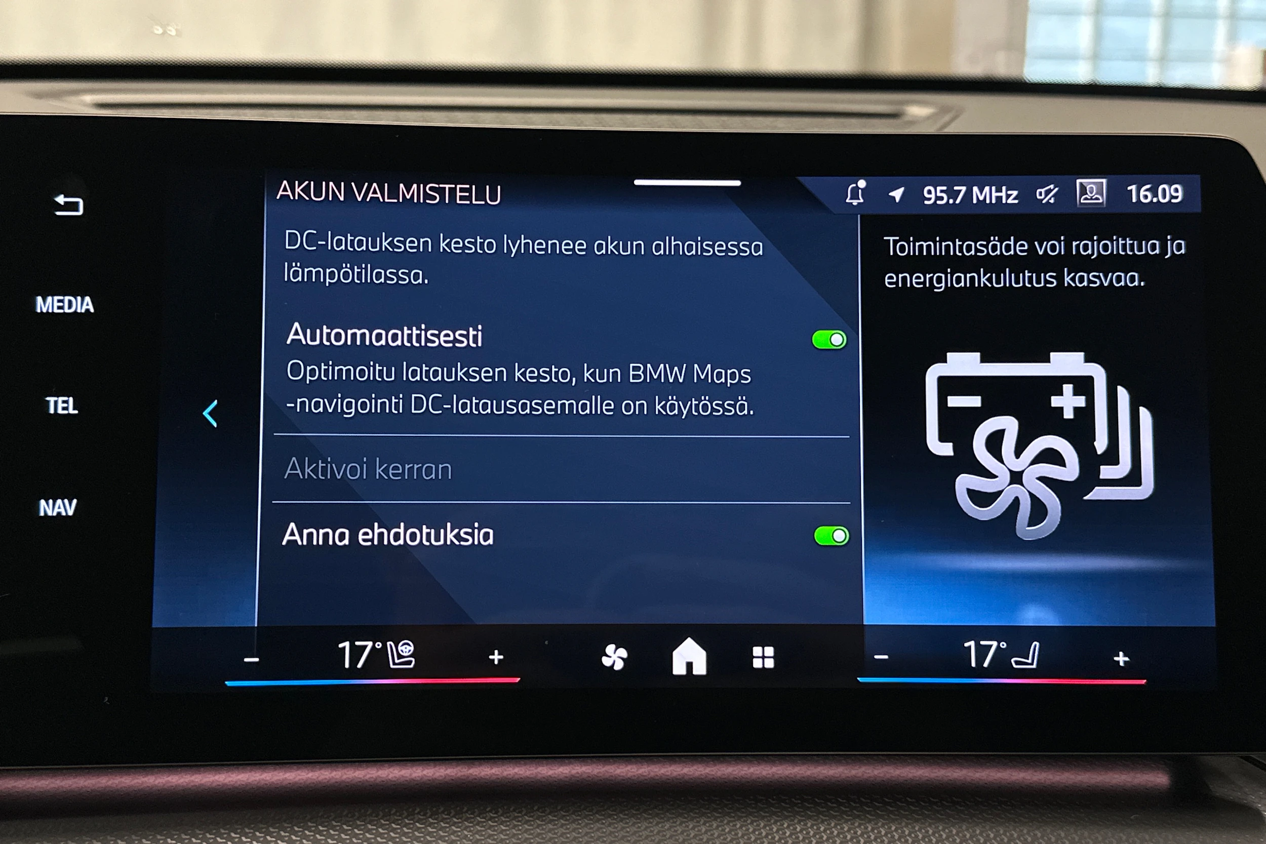 vihreä BMW iX1 2025 kuva 24.