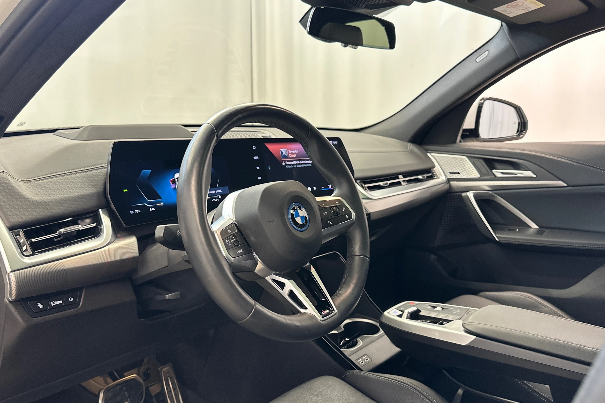 valkoinen BMW iX2 2024 kuva 10.