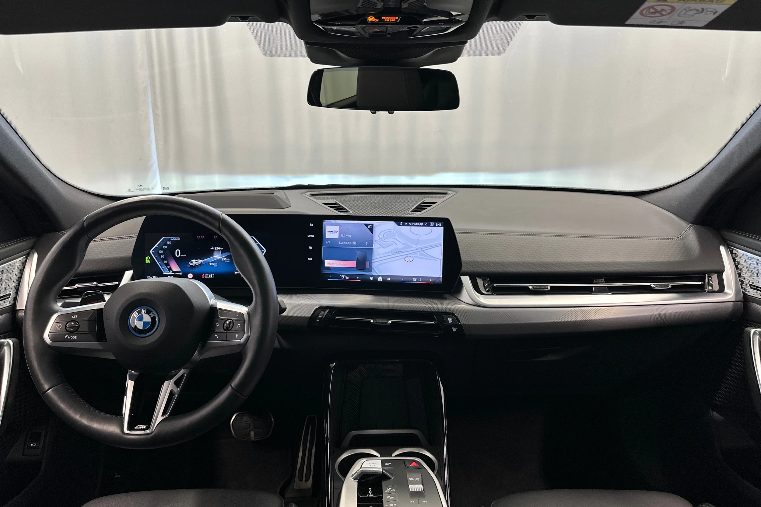 valkoinen BMW iX2 2024 kuva 11.
