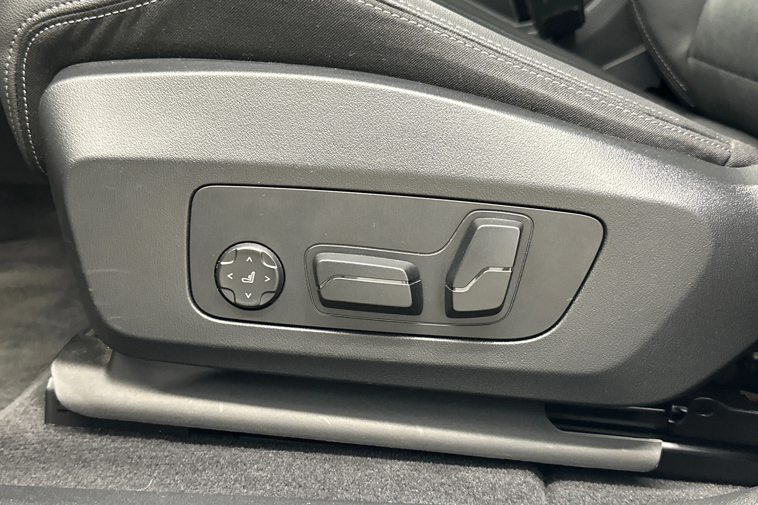 valkoinen BMW iX2 2024 kuva 26.