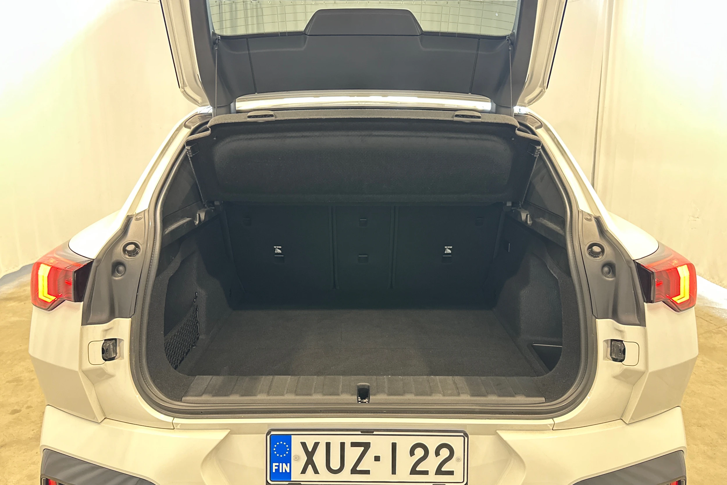 valkoinen BMW iX2 2024 kuva 28.