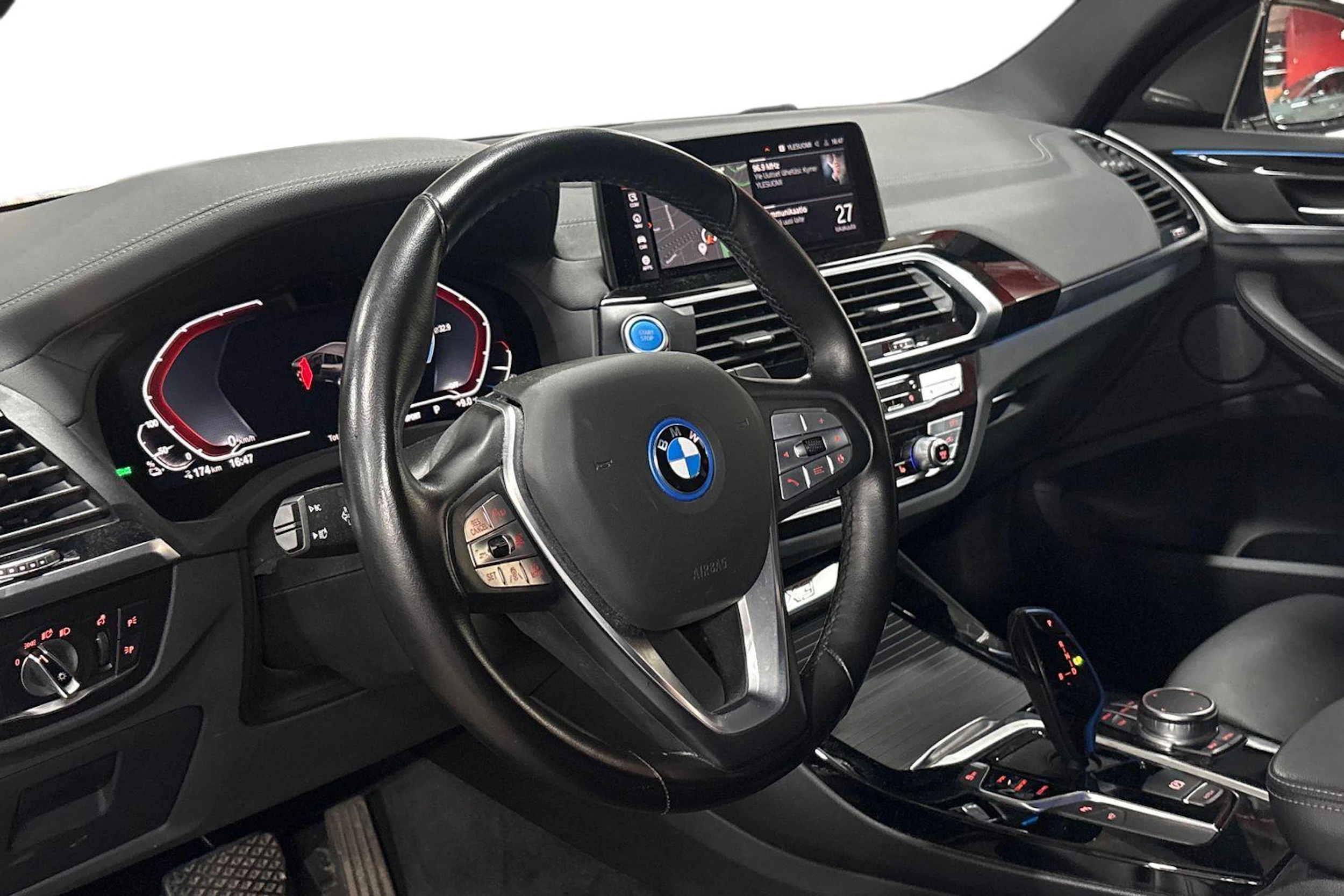 valkoinen BMW iX3 2021 kuva 3.