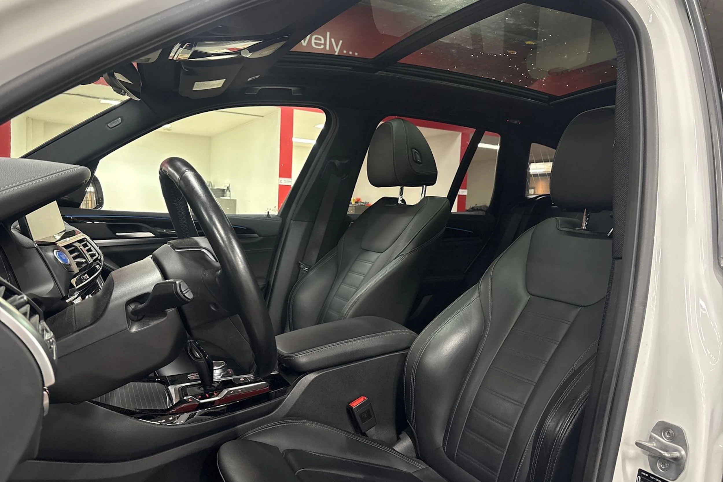 valkoinen BMW iX3 2021 kuva 4.