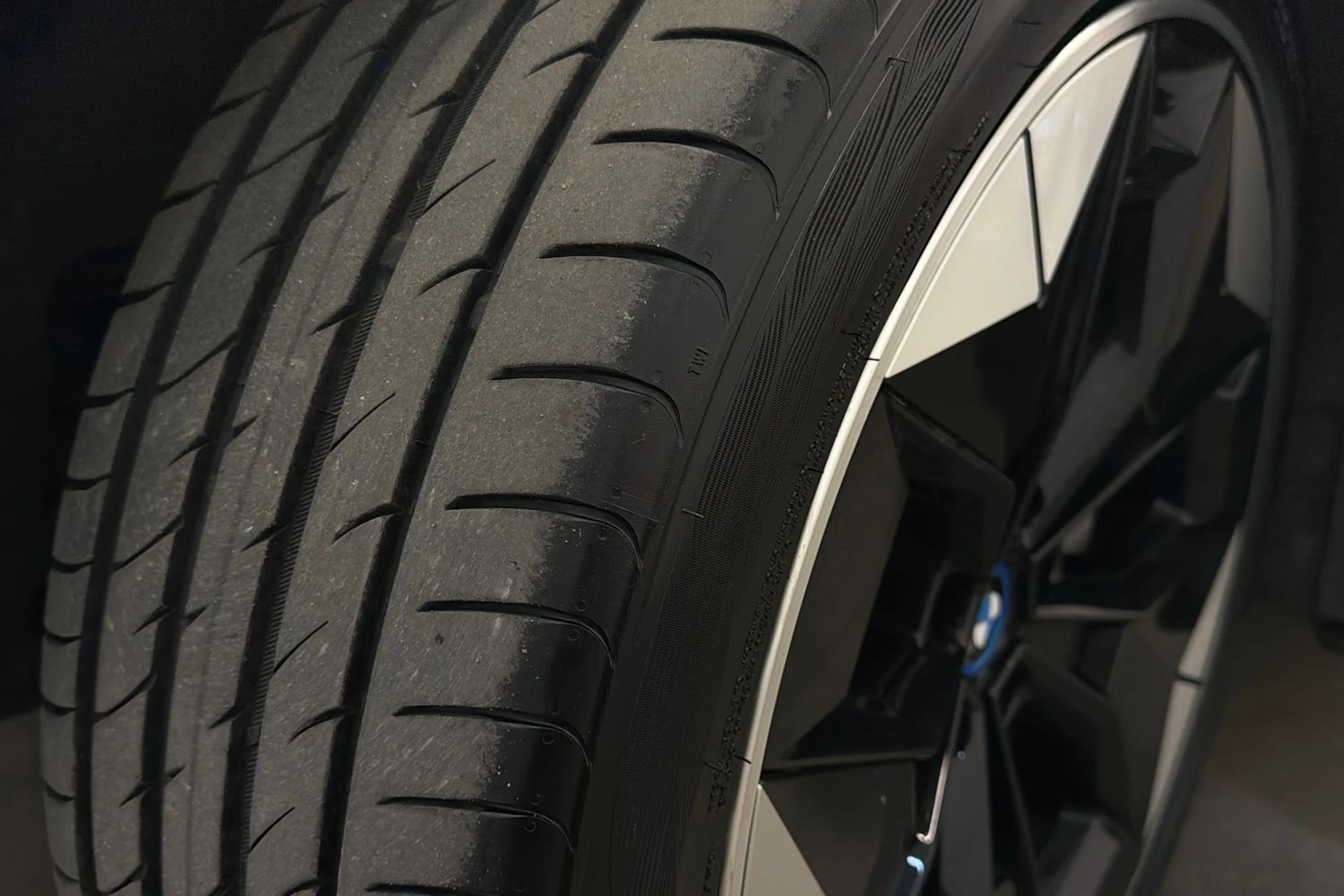 harmaa BMW iX3 2021 kuva 10.