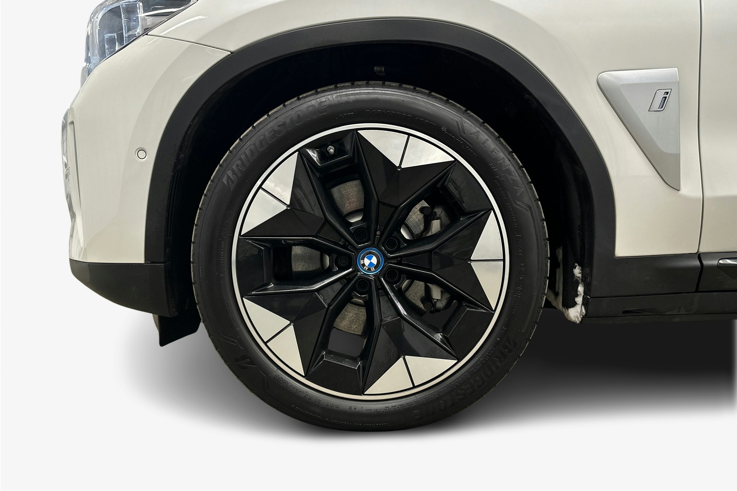 valkoinen BMW iX3 2021 kuva 11.