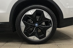 valkoinen BMW iX3 2021 kuva 13.