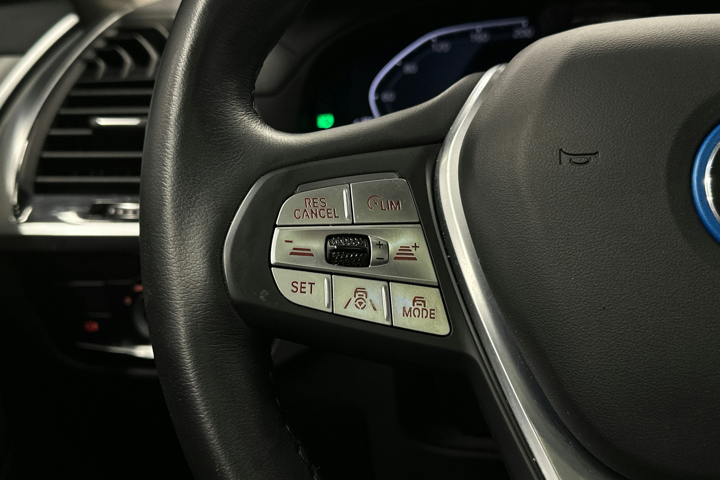 valkoinen BMW iX3 2021 kuva 14.