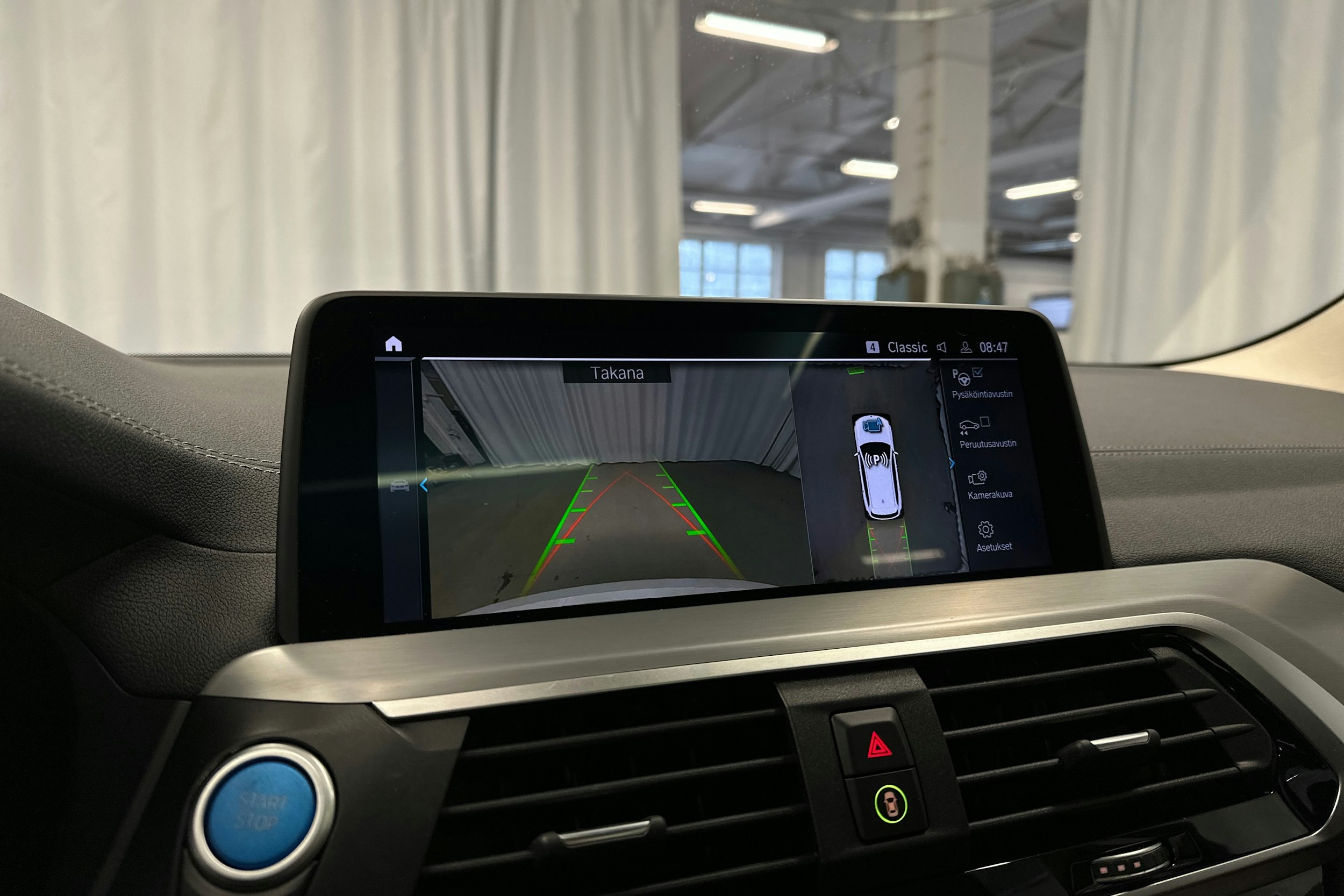 valkoinen BMW iX3 2021 kuva 19.