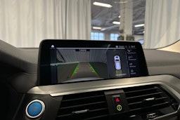 valkoinen BMW iX3 2021 kuva 19.