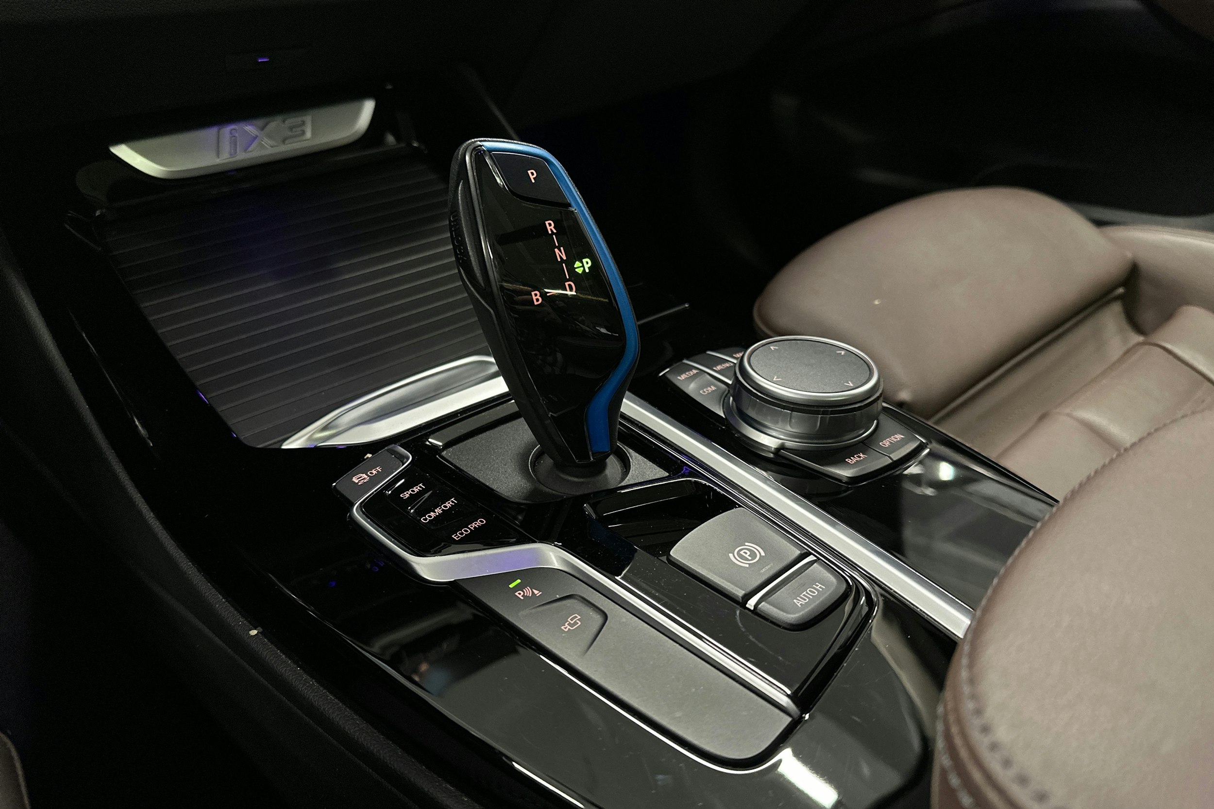 valkoinen BMW iX3 2021 kuva 28.